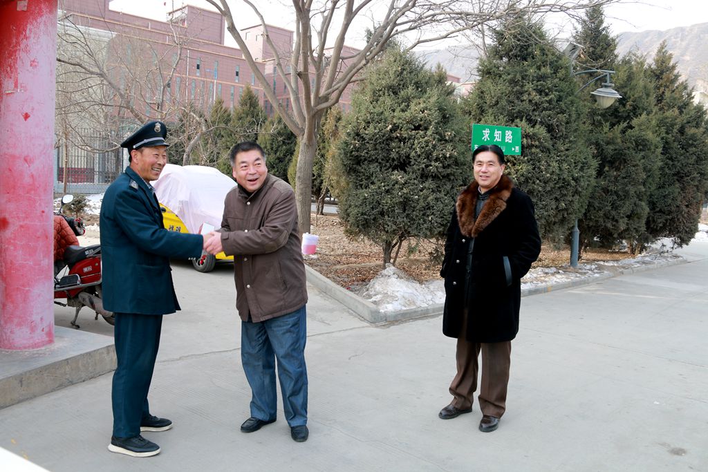 437ccm必赢国际领导慰问在岗教职工督查安全工作3.jpg